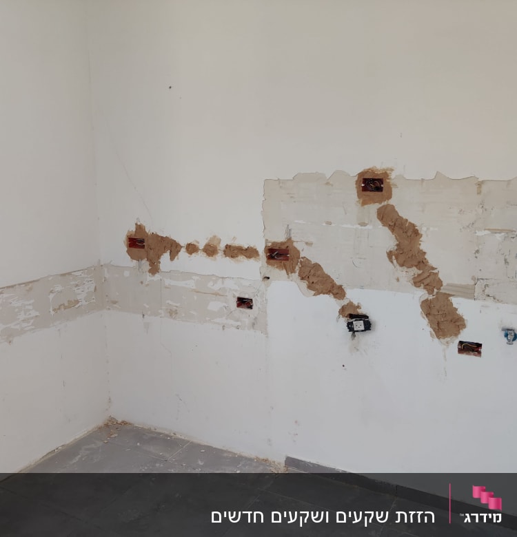 קירות עם חיווט חשמלי חשוף ושקעים מותקנים